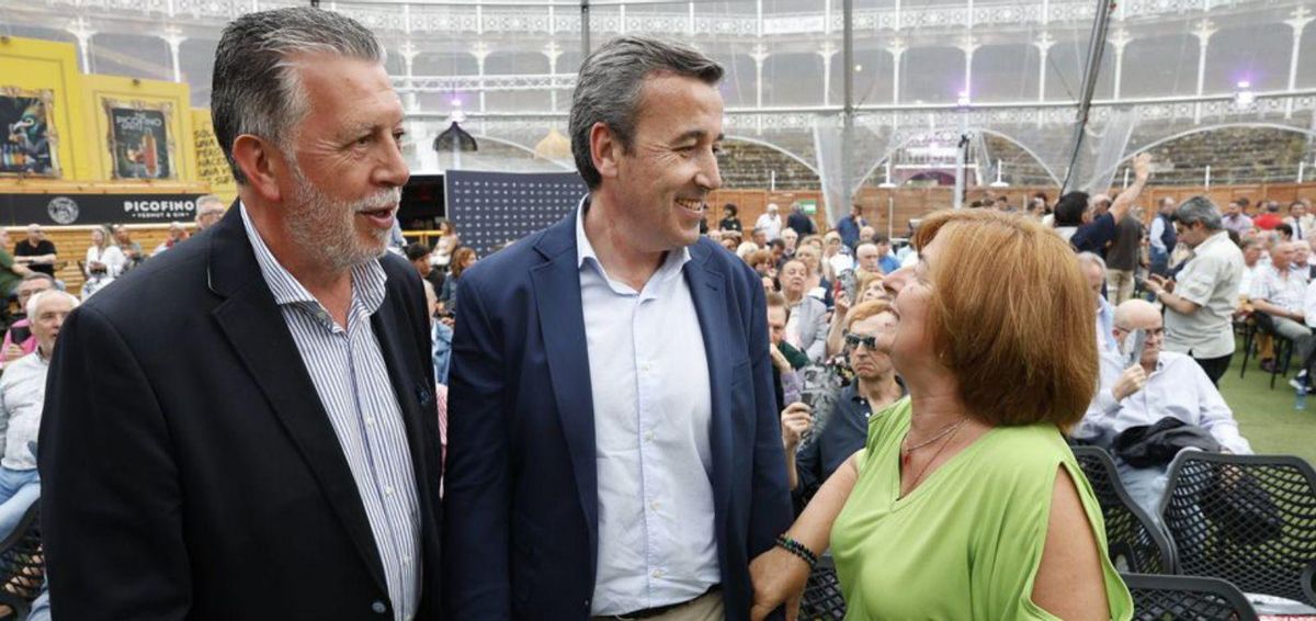 Ángel Junquera, a la izquierda, y Carlos González Tirador, presidentes saliente y entrante de El Bibio, respectivamente, con la arenera Marga García. | ÁNGEL GONZÁLEZ