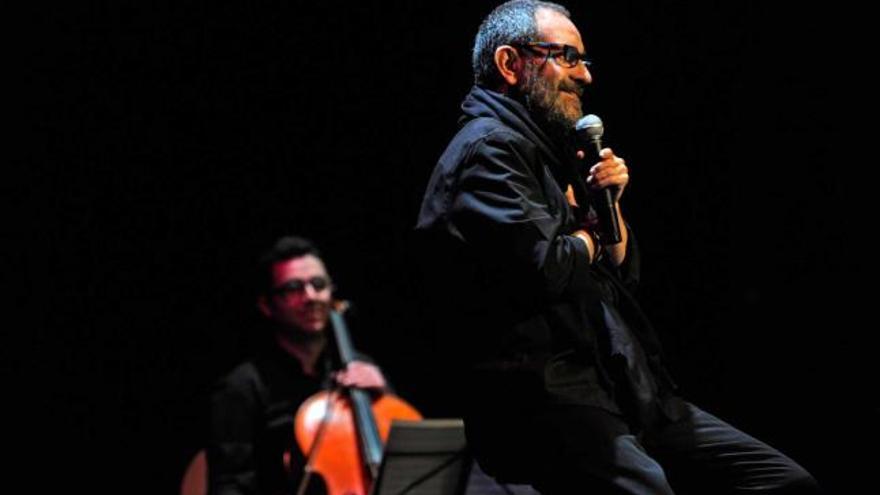 Chus Pedro, ayer, durante el concierto que ofreció en el teatro Filarmónica, en Oviedo.