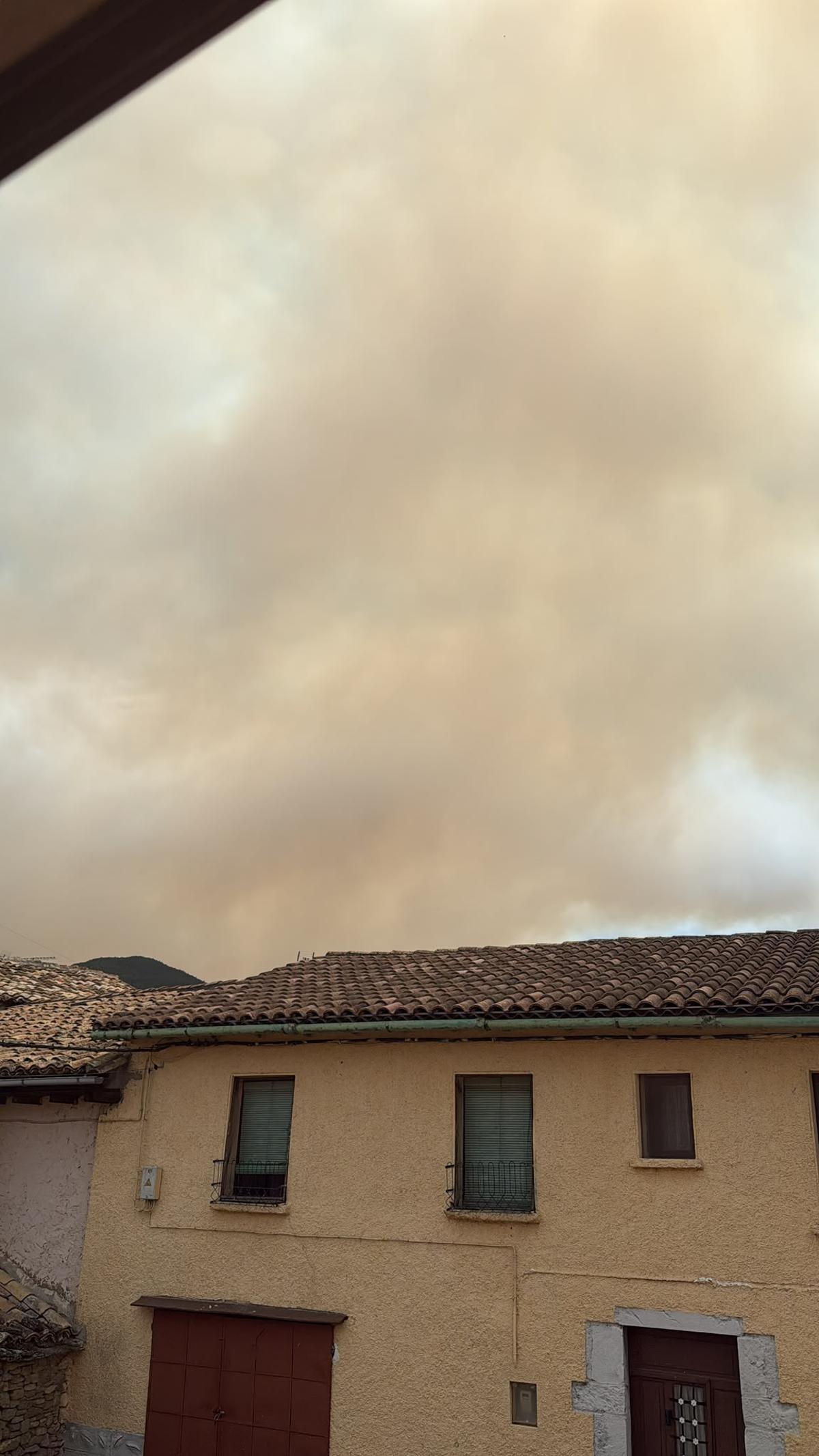 Intensa humareda sobre las casas de Bailo esta tarde, con el preaviso de evacuación de la DGA.