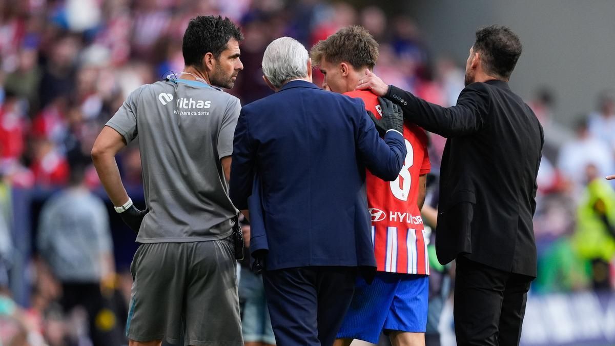 Simeone consuela a Pablo Barrios tras lesionarse en el partido ante el Leganés.