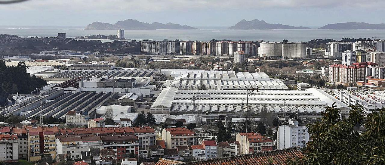 Vista general de las instalaciones de Stellantis Vigo con las Cíes al fondo.   | // RICARDO GROBAS