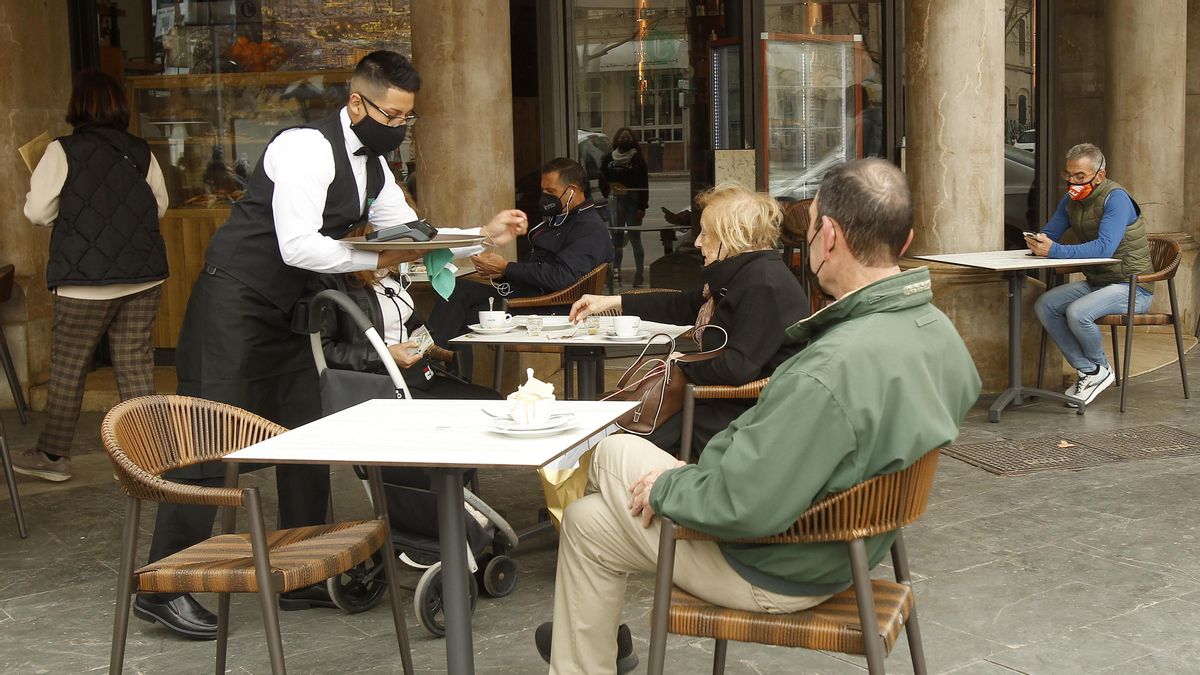 Un camarero atiende una terraza en Palma.