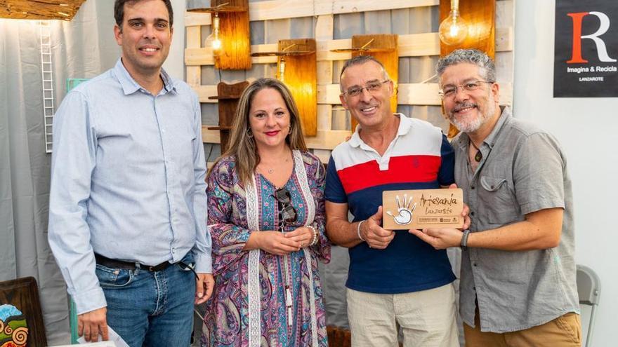 Ramón Machín Hernández e Isaac Ramos Luzardo, ganan el premio al mejor puesto en la Feria de Artesanía de Lanzarote, junto a los consejeros Alberto Aguiar (Cultura) y Carmen Guadalupe (Artesanía).