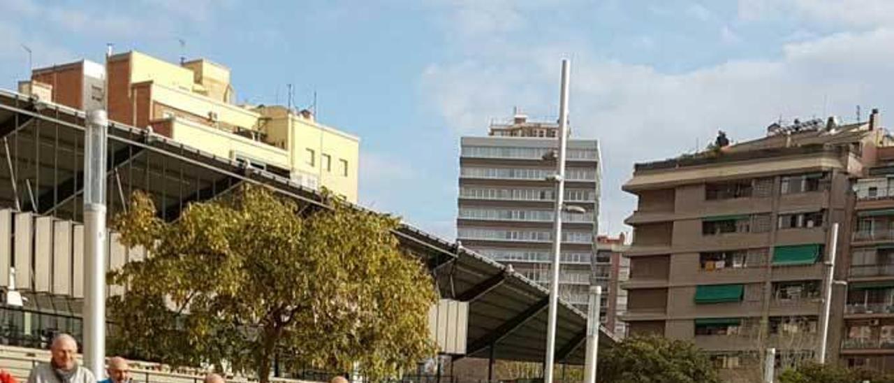 Un visitante del festival practicando bolo vaqueiro en una plaza del barrio de Sant Andreu.