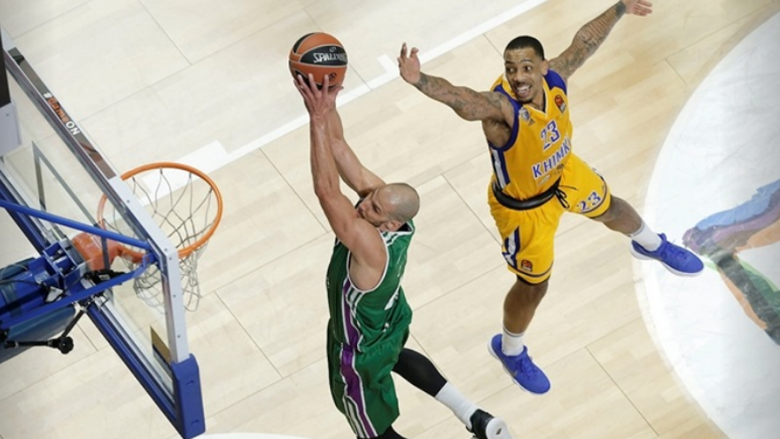 James Augustine, volando ante el Khimki.