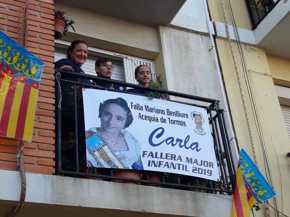 Una costumbre muy de fiestas de población, que pervive en barrios que conservan esa esencia: poner un cartel en casa de la reina de las fiestas. En este caso, de las falleras mayores. Es en la falla Mariano Benlliiure-Acequia Tormos.