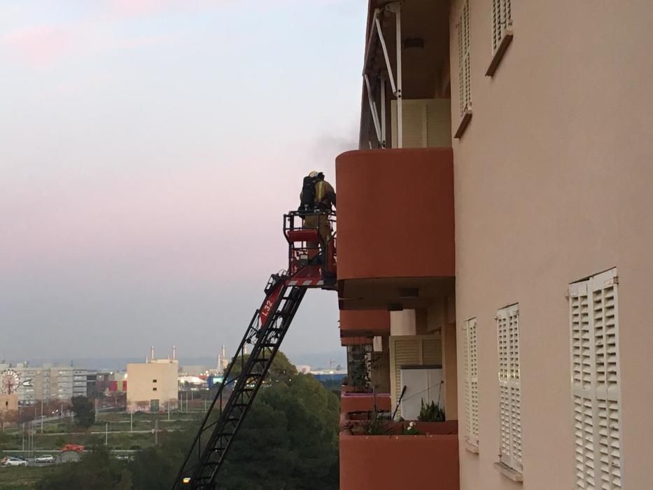 Un herido grave en un incendio en un piso del Polígono de Levante