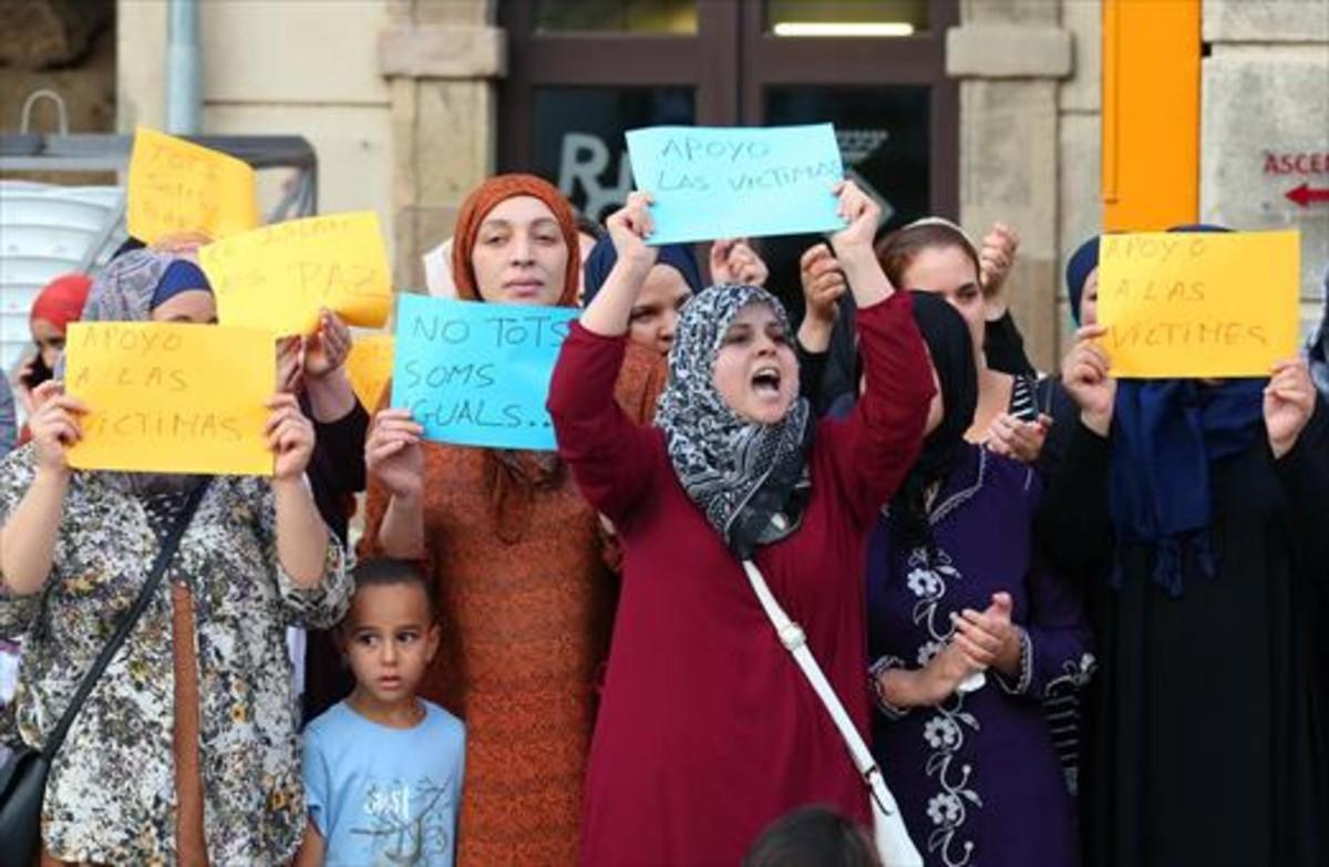 Protesta de musulmanes contra los atentados ante el Ayuntamiento de Ripoll, ayer.