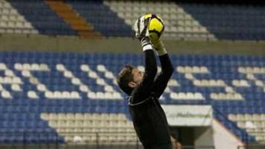 Calatayud, el portero menos goleado de Segunda, durante un entrenamiento