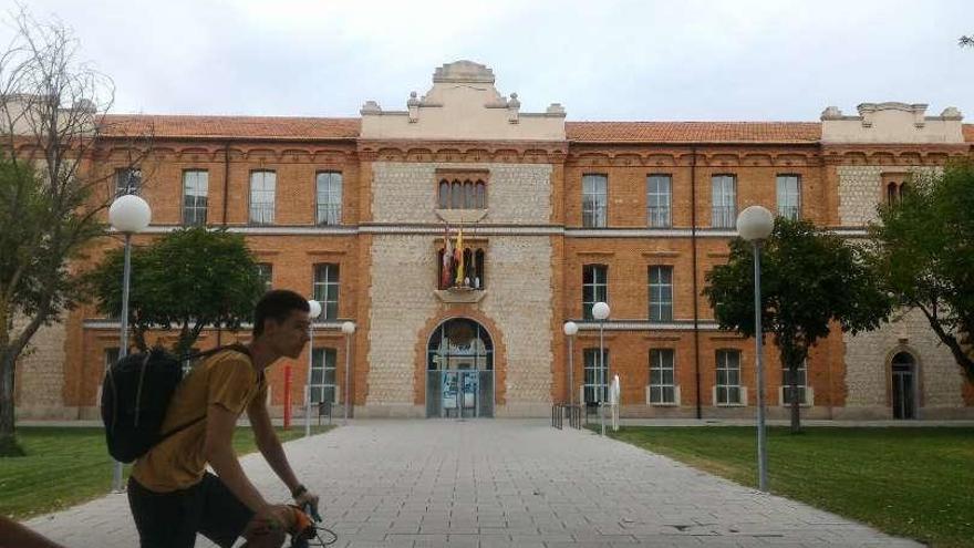 Una de las fachadas del Campus Viriato de Zamora.