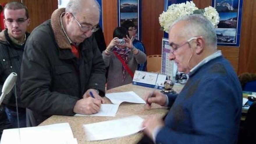 José Santoro y Rogelio Comesaña firmaron ayer el convenio.
