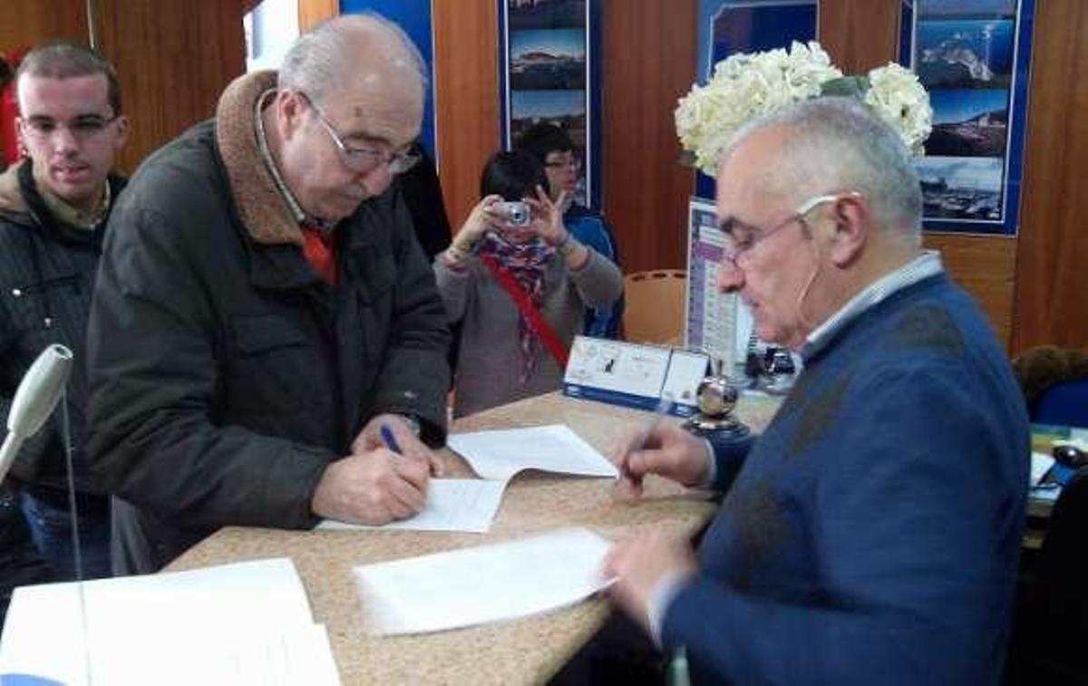 José Santoro y Rogelio Comesaña firmaron ayer el convenio.