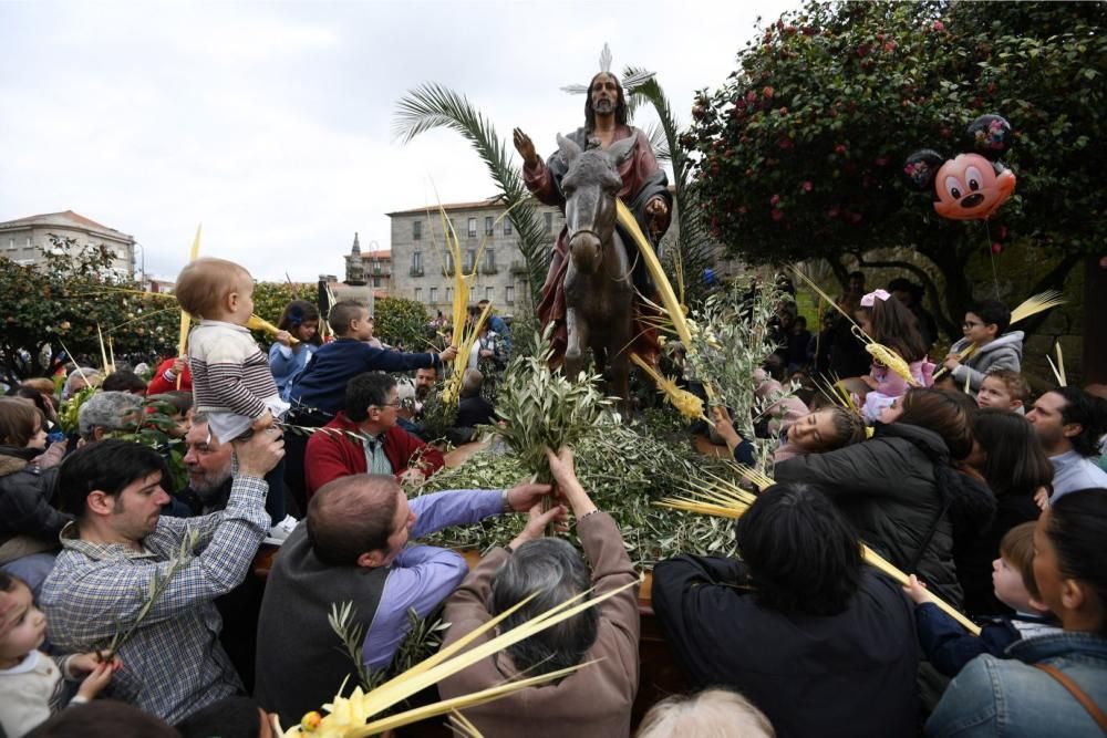 Multitudinaria procesión de "La Burrita" en Pontevedra. // G. Santos