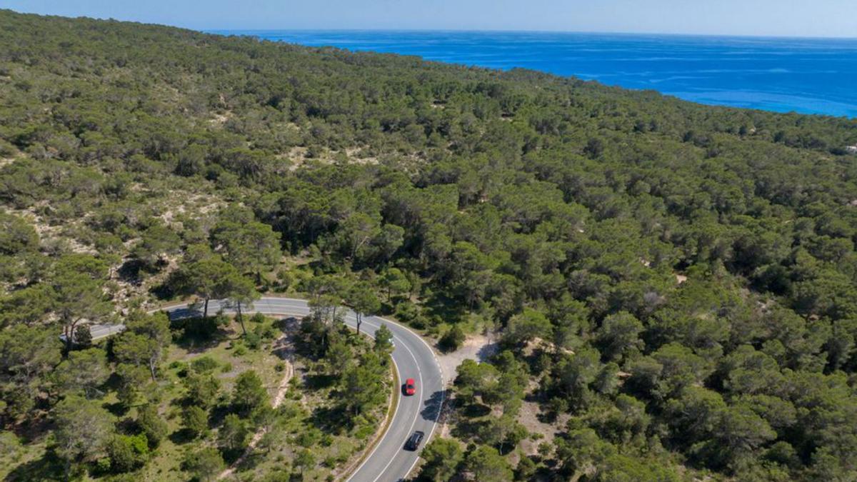 Un tramo de la carretera de la subida a la Mola. 