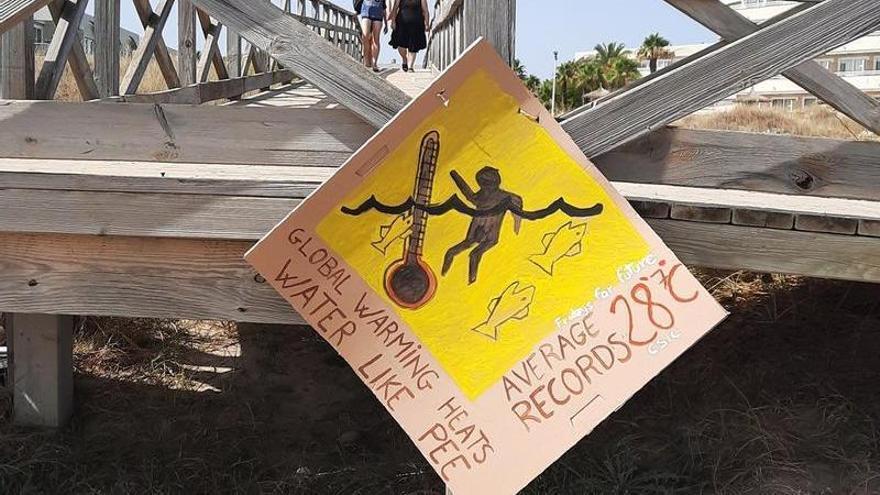 Colocan carteles en inglés en Playa de Muro alertando de los efectos del calentamiento global: &quot;El agua está caliente como la orina&quot;