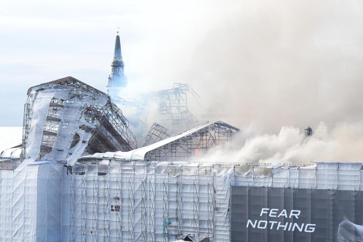 El fuego devora el edificio de la Bolsa de Copenhague