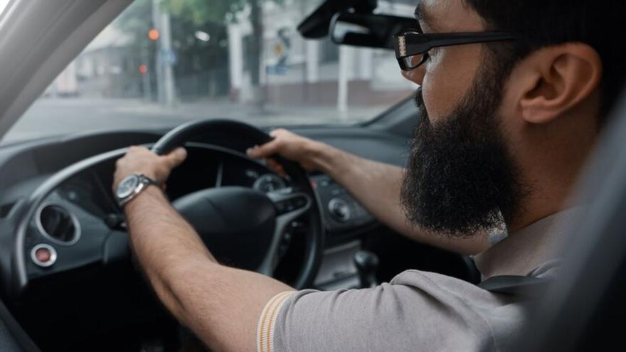 La DGT alerta a los conductores con gafas: a partir de ahora, este modelo está prohibido