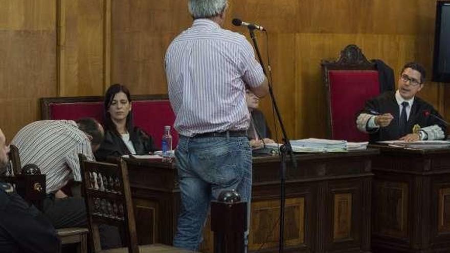 El fiscal, Miguel Ruiz, interrogando a Julio. Juan Carlos permaneció con la mirada en el suelo durante toda la sesión. // Brais Lorenzo