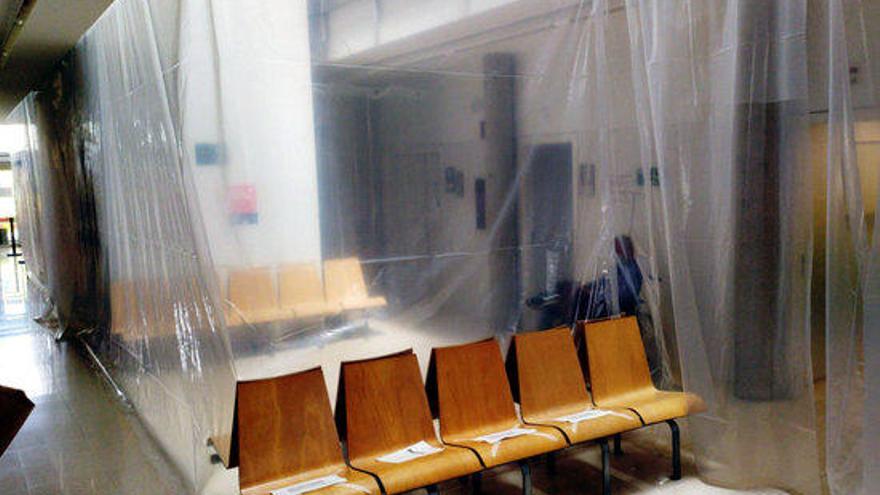Una sala d&#039;espera del CAP Moisès Broggi de l&#039;Escala amb les noves mesures de protecció pel coronavirus