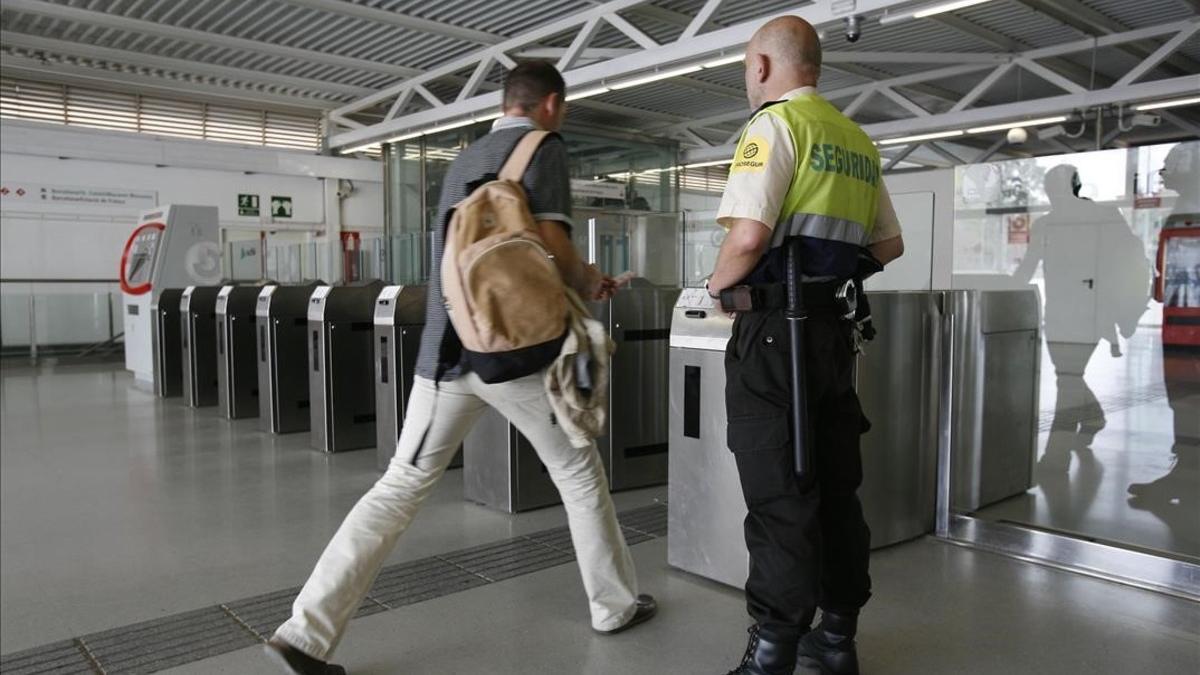 Un guardia de seguridad en el acceso a la estación de Renfe de El Prat.