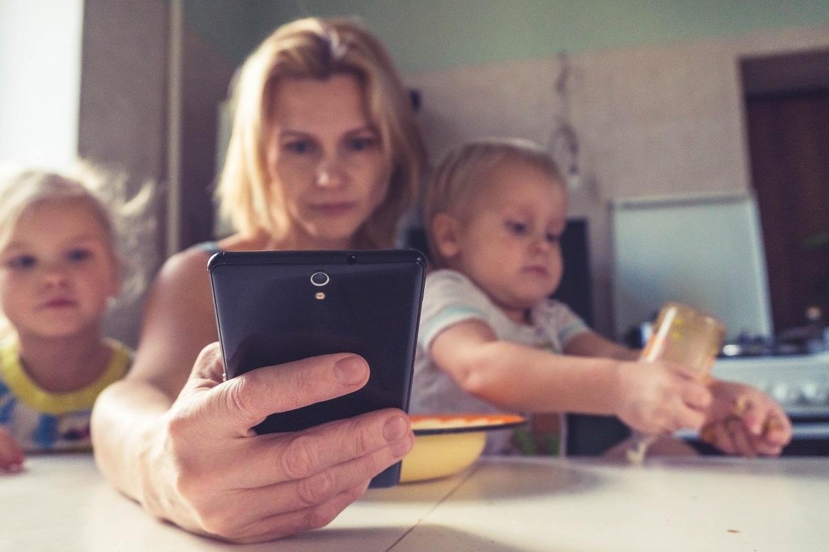 El uso que hacen los padres de los dispositivos influye en los niños y adolescentes.