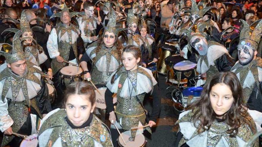 Los aficionados al Carnaval se congregan en la calle de la Torre, donde se celebra el desfile de choqueiros y el concurso de disfraces.