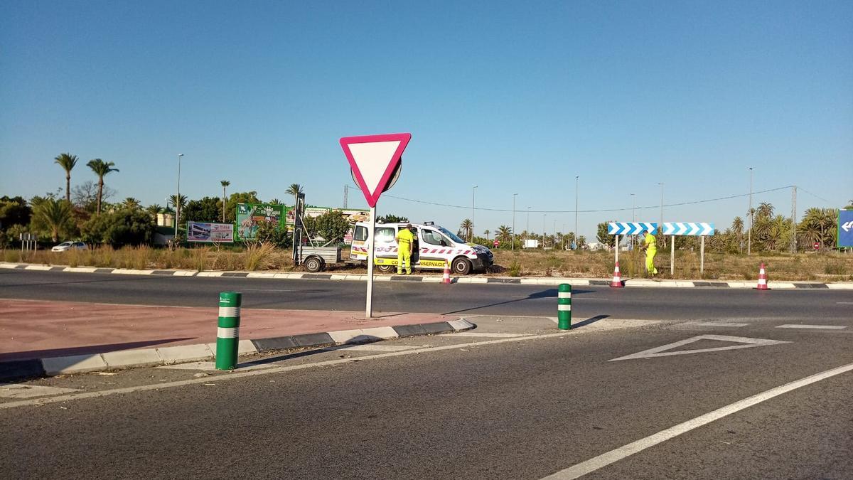 Reparaciones en una rotonda de la ronda sur, de Elche