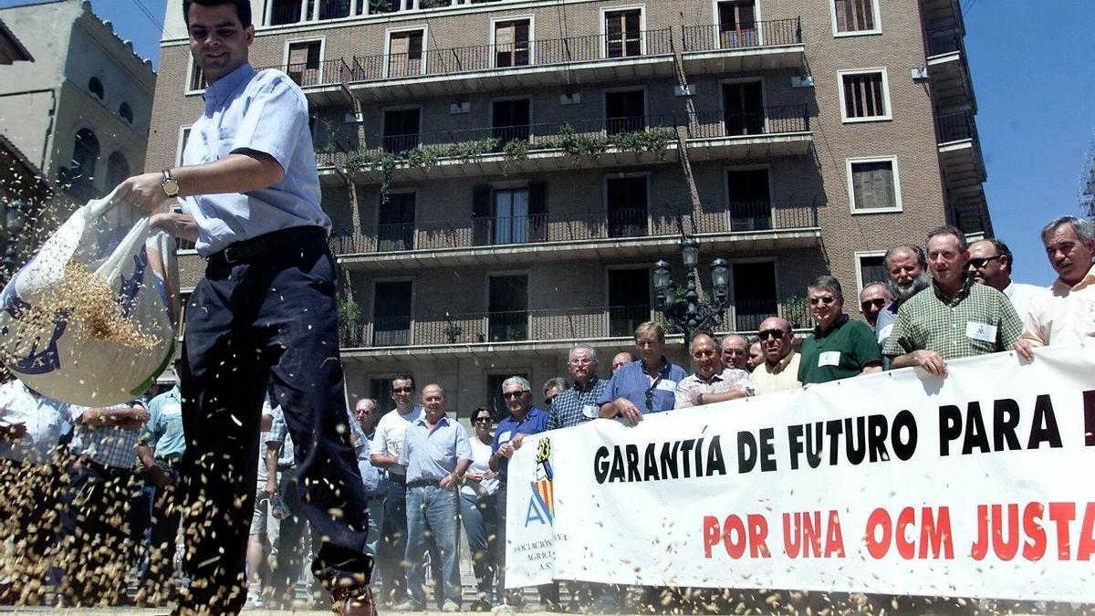 Protesta de arroceros en la plaza de la Virgen de Valencia
