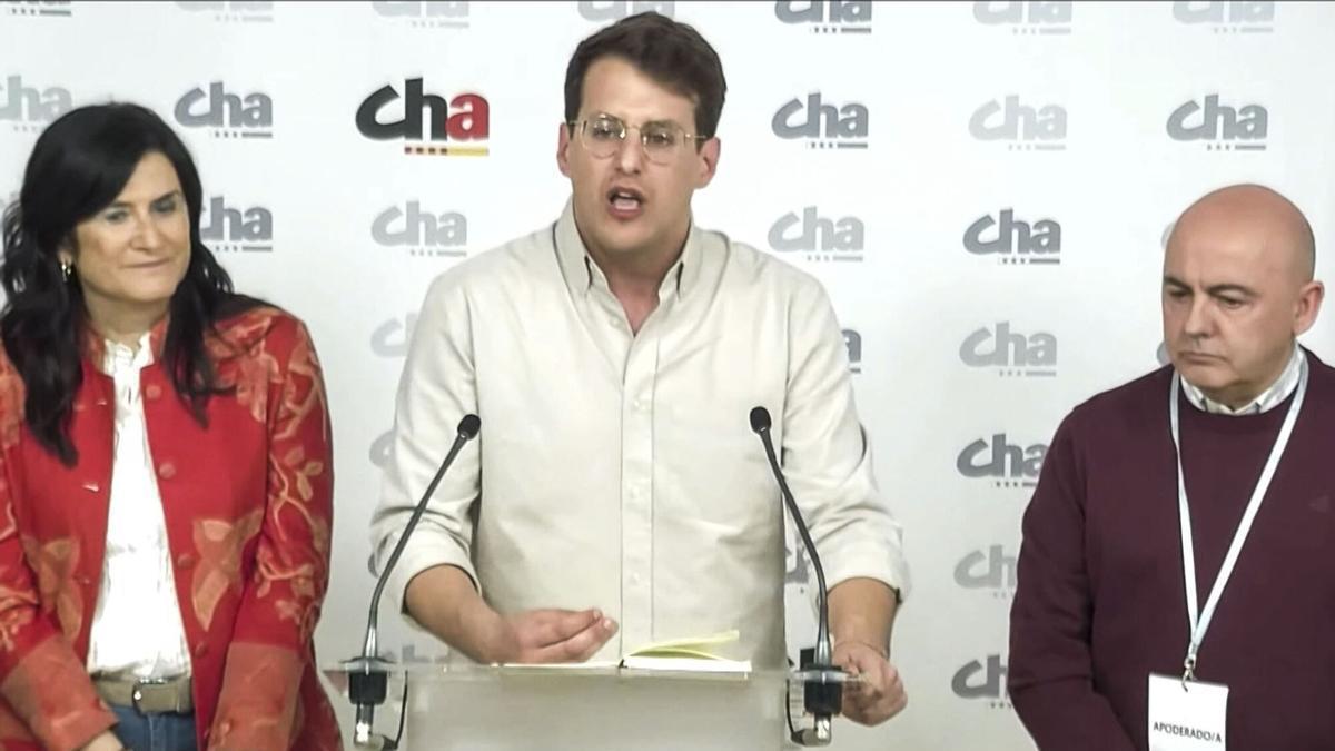 El candidato de CHA a la presidencia de Aragón, Jorge Pueyo (c).