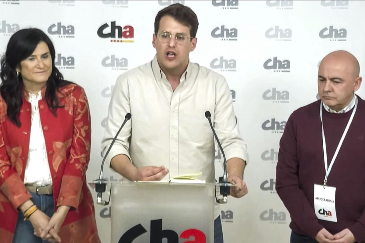 El candidato de CHA a la presidencia de Aragón, Jorge Pueyo (c).
