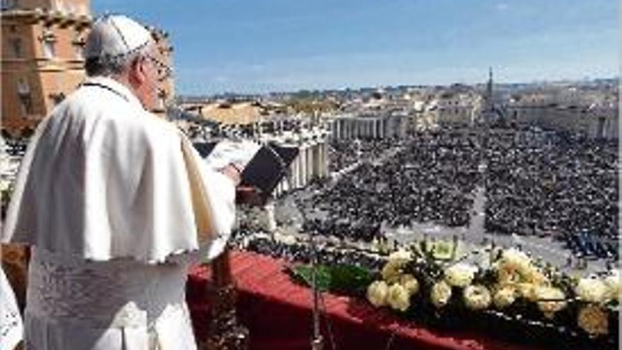 Francesc al balcó de la plaça de Sant Pere durant la missa de Pasqua.