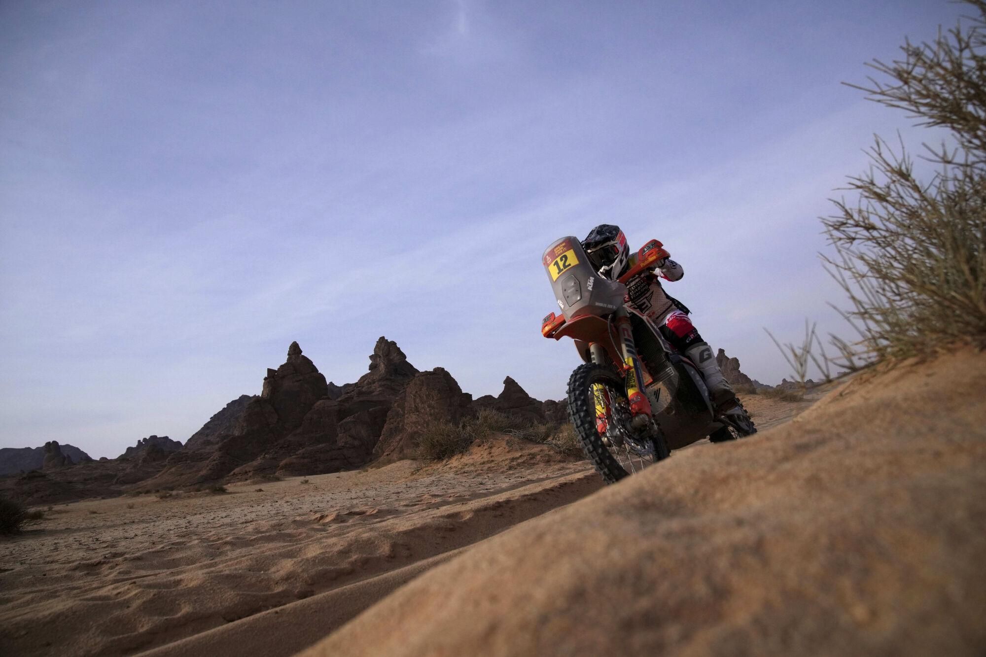 Rider Bradley Cox competes during the fifth stage of the Dakar Rally between Alula and Hail, Saudi Arabia, Thursday, Jan. 9, 2025. (AP Photo/Christophe Ena). EDITORIAL USE ONLY / ONLY ITALY AND SPAIN