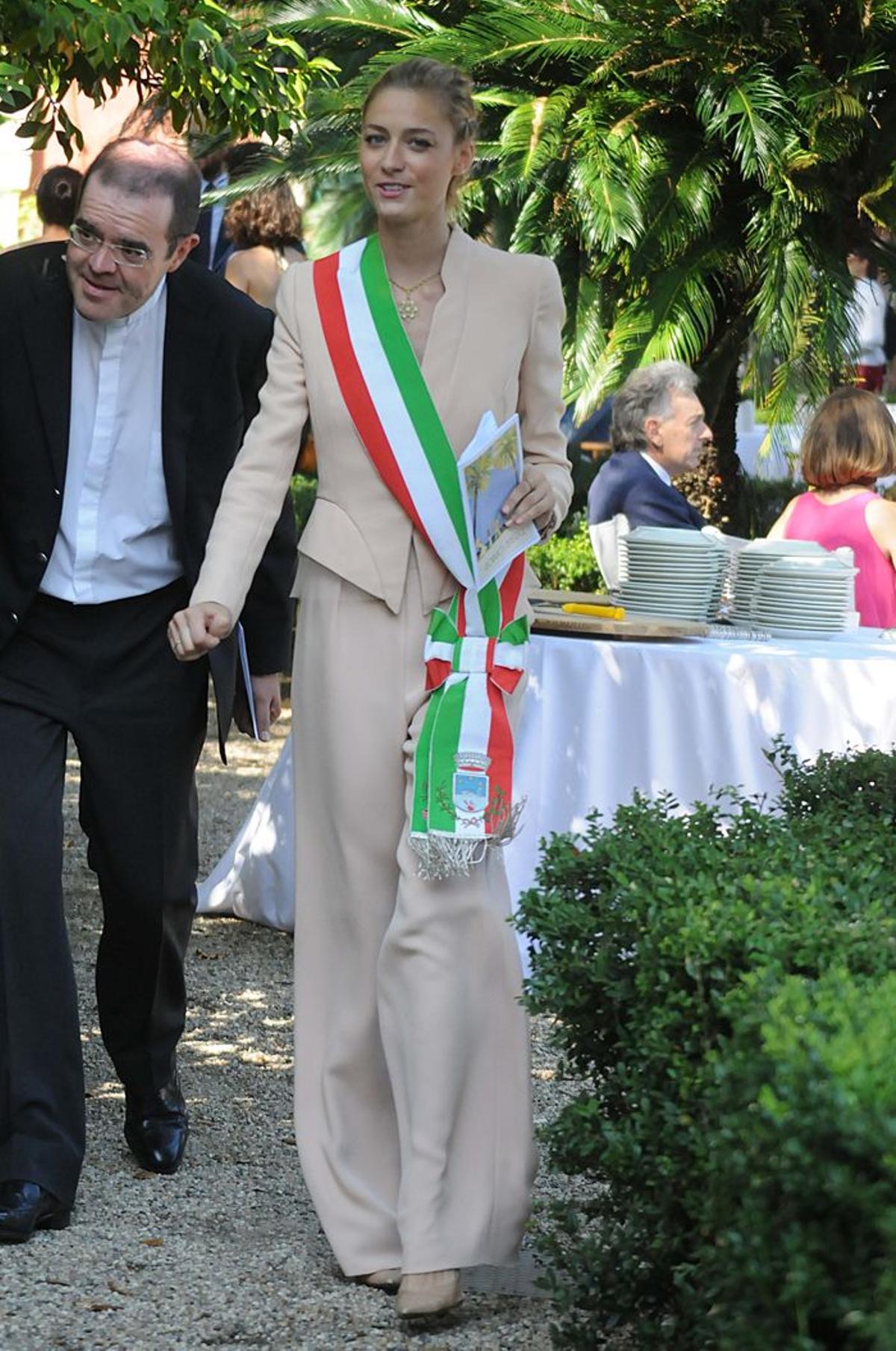 Beatrice Borromeo  con traje de pantalón en nude