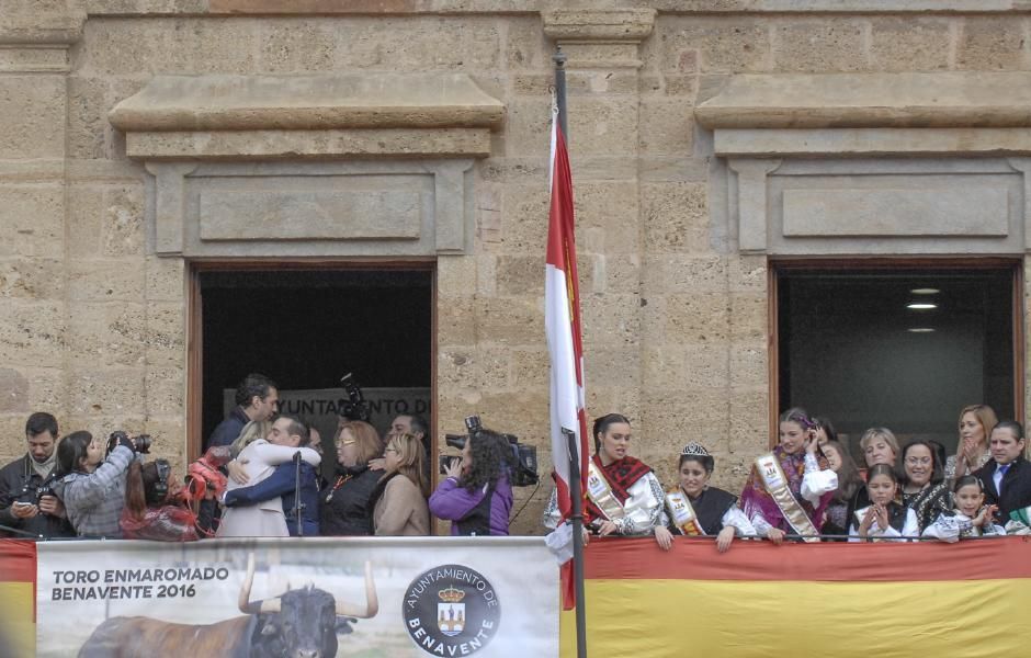 La lluvia no restó ambiente a la petición del Toro