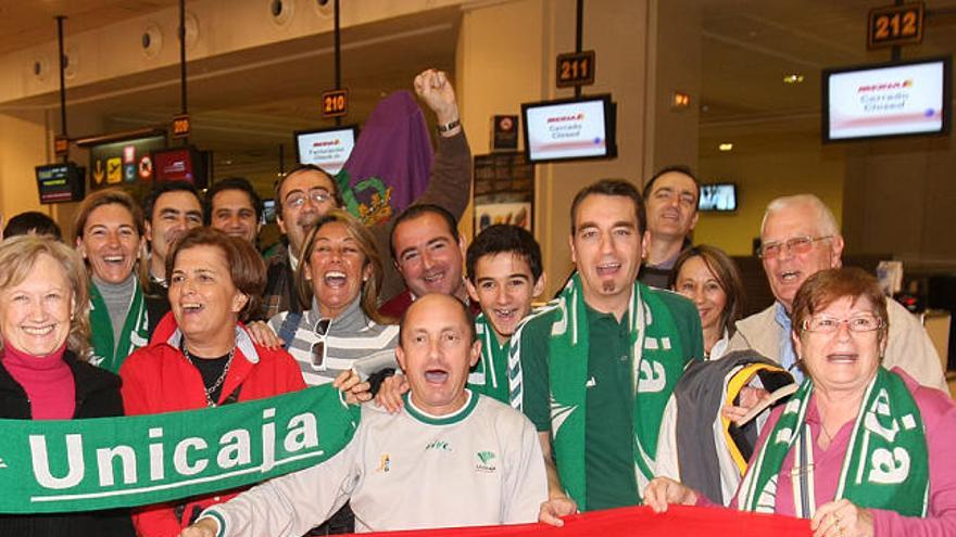 Marea verde. 50 seguidores acompañaron al Unicaja en el chárter hasta Zagreb.