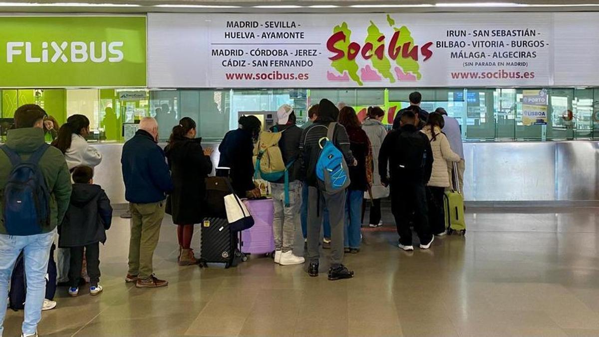 Colas en las taquillas de Mendez Álvaro para comprar buses con destino a Andalucía tras el accidente en Adamuz.