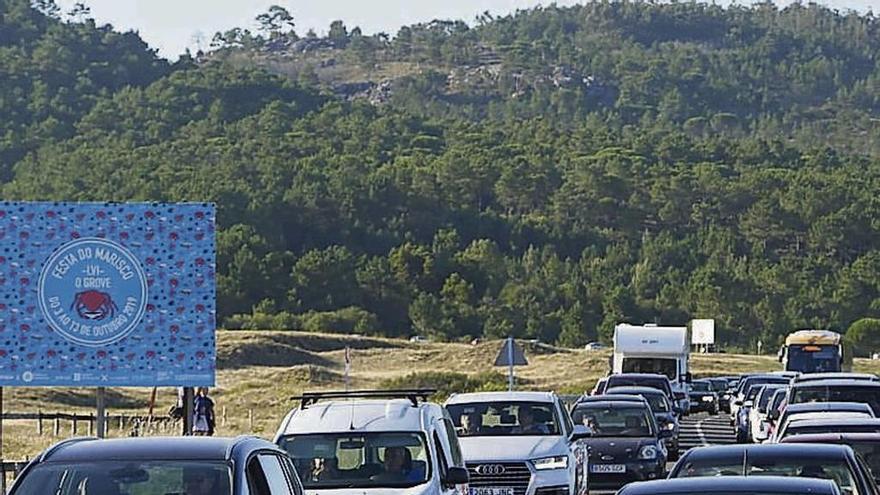 Retenciones en la vía rápida de Sanxenxo, entre A Lanzada y la autovía, el domingo. // Muñiz