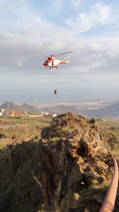 Un policía evita que un hombre salte a un barranco