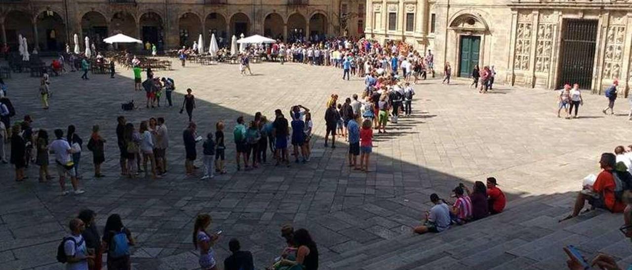 Cola de turistas para entrar en la catedral de Santiago. // V.D.