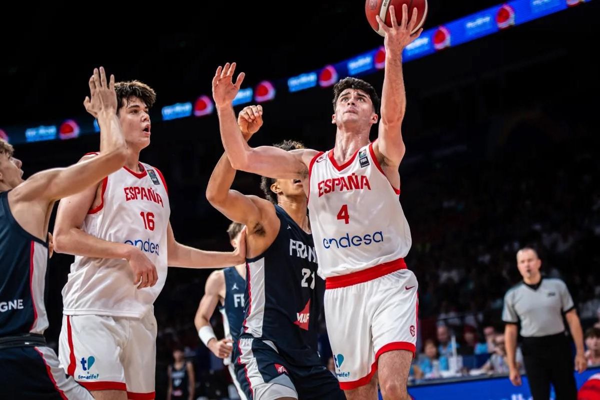 Rafa Villlar penetra a canasta en la final ante Francia