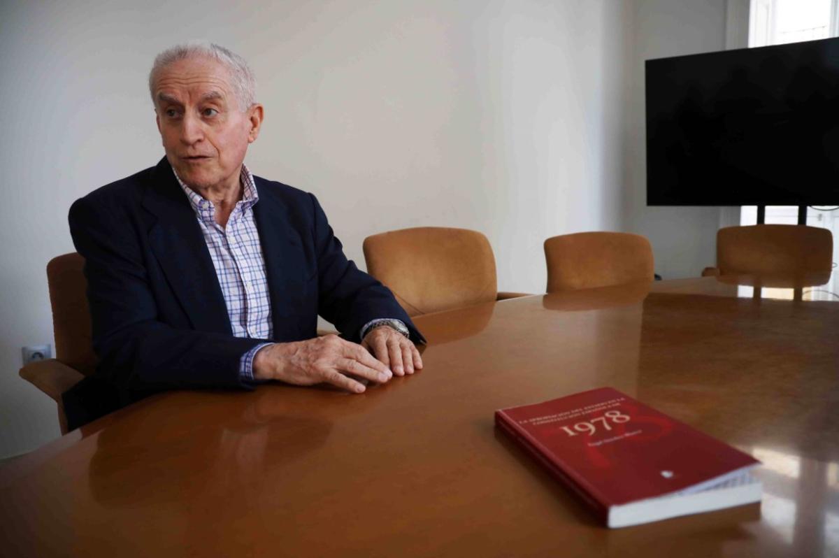 El catedrático emérito Ángel Sánchez Blanco, en un momento de la entrevista, con su ensayo.