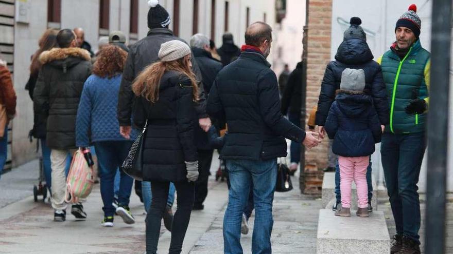 Personas abrigadas por la rúa de los Francos en el Casco Histórico.