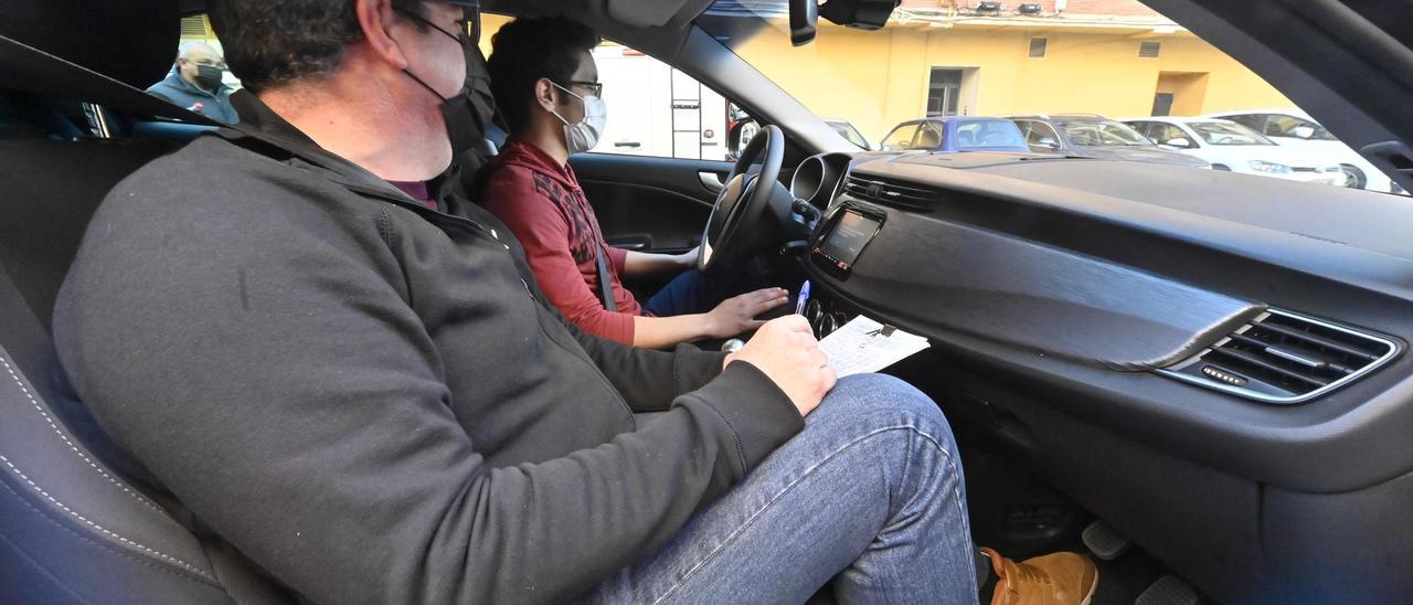 CASTELLON. AUTOESCUELAS. IMAGEN DE UNA PERSONA HACIENDO LAS PRACTICAS DE COCHE PARA SACARSE EL CARNET DE CONDUCIR