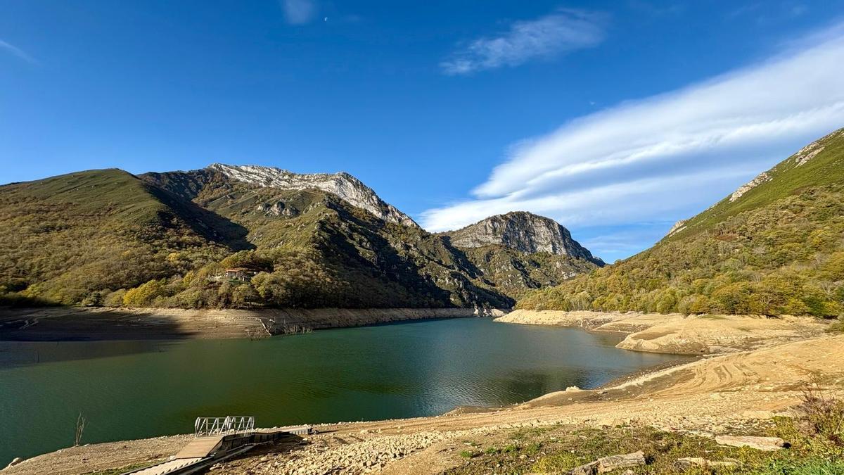 El embalse de Tanes en una imagen tomada esta mañana.