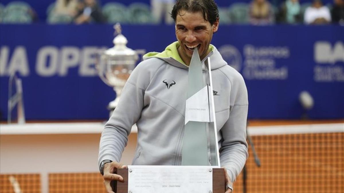 Rafael Nadal muerde el trofeo del torneo de Buenos Aires.