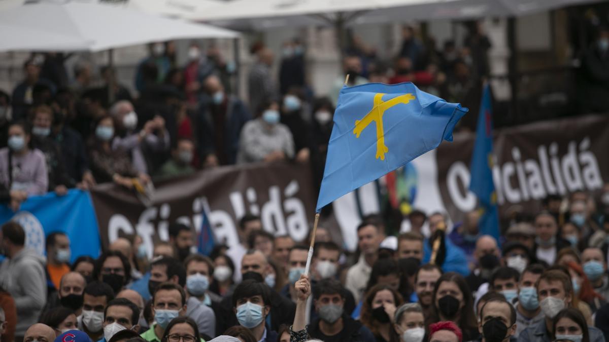 Los partidarios de la cooficialidad del asturiano se manifiestan en Oviedo