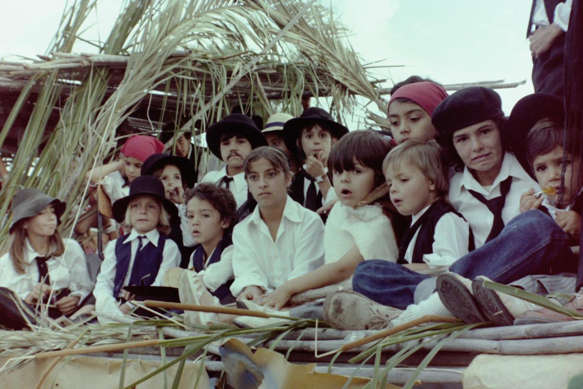 Un grupo de niños sobre una carreta en la romería de El Tablero a mediados de los 70.