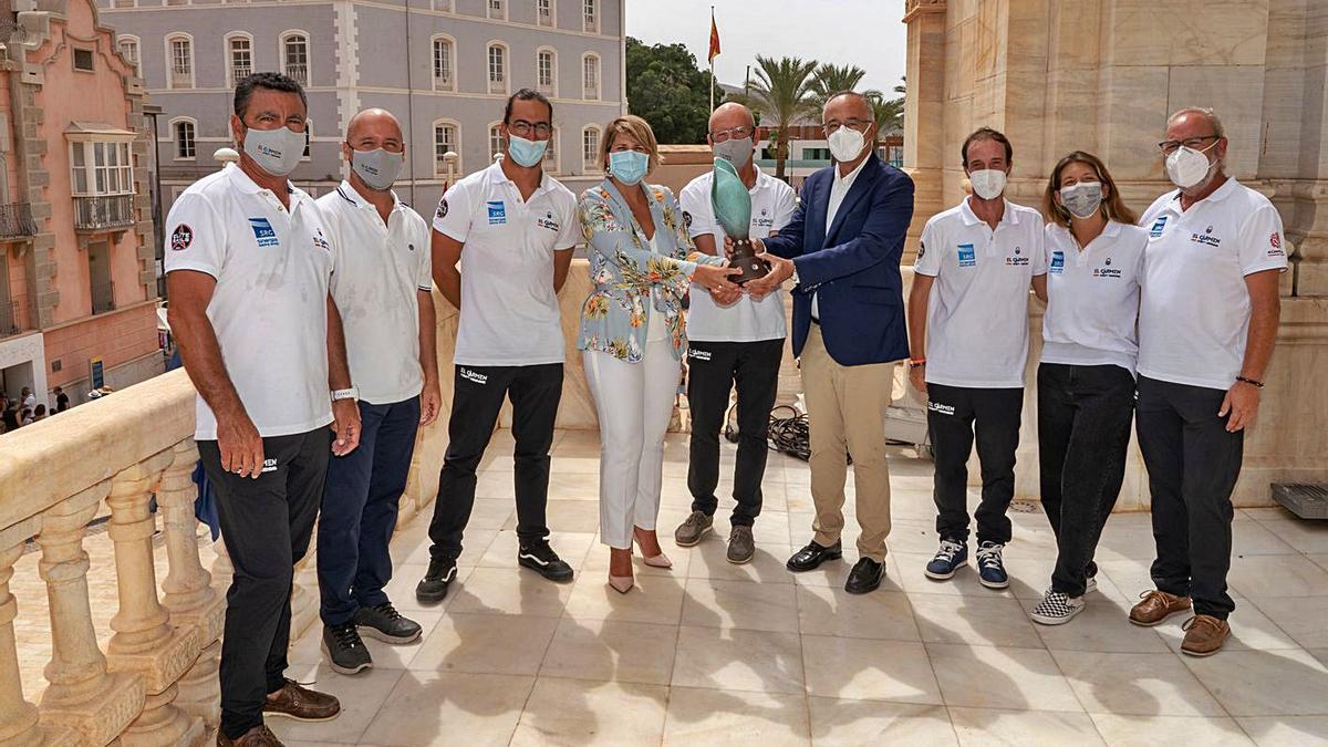 Noelia Arroyo, alcaldesa de Cartagena, con la tripulación de El Carmen Elite Sails.  | PRENSA AYTO CARTAGENA