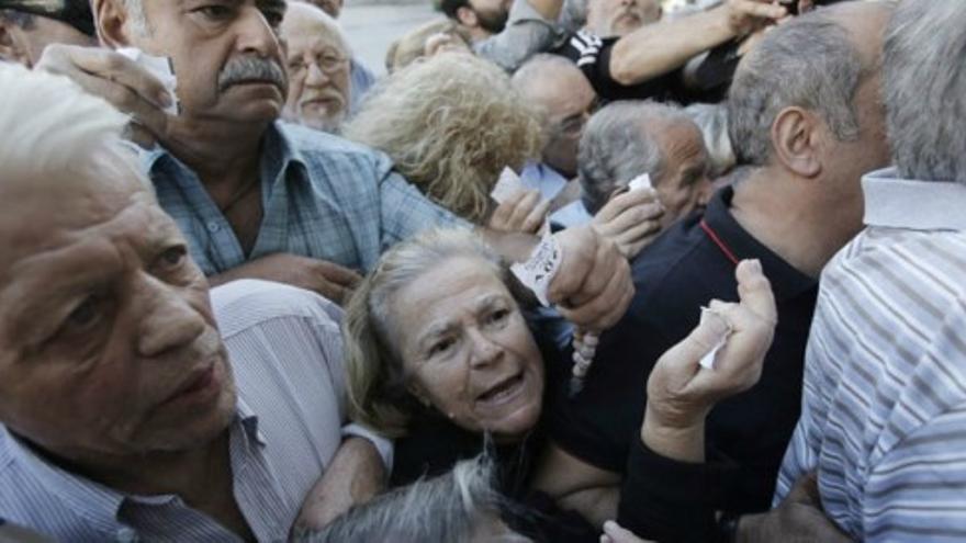 Largas colas de pensionistas frente a los bancos griegos