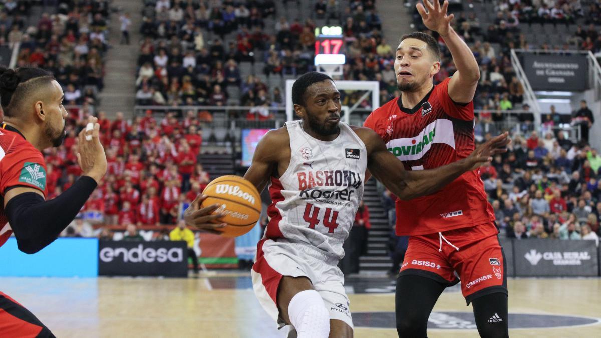 Branford (d), del Covirán Granada, intenta evitar el avance de Baldwin (i), del Baskonia, durante el partido de la undécima jornada de la liga Endesa que enfrenta a los equipos Covirán Granada y Baskonia en el Palacio de los Deportes de Granada.